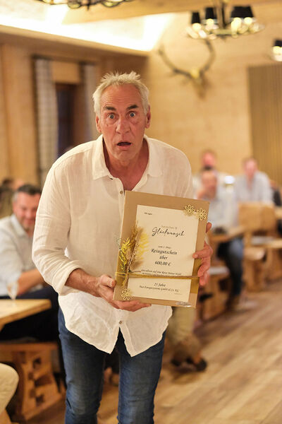 Foto Person mit Urkunde