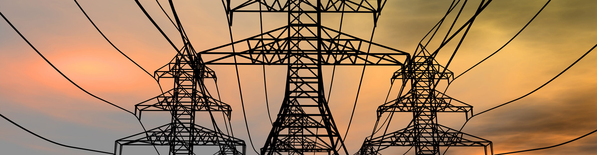 Drei Strommasten im Sonnenuntergang