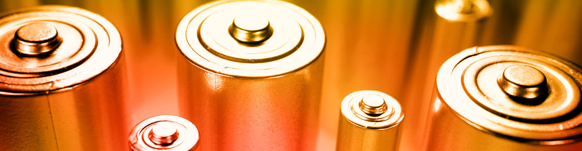 Nahaufnahme Batterien auf orangem Hintergrund