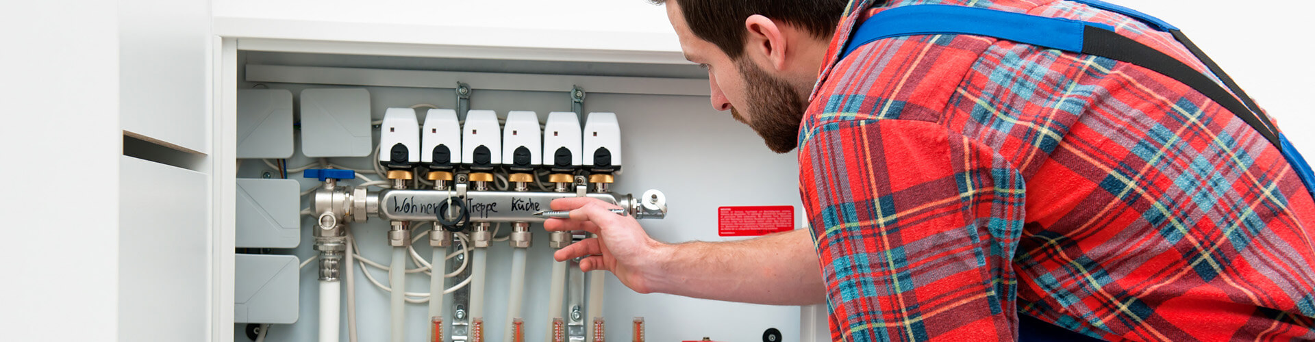 Kundendienstmitarbeiter arbeitet an einer Leitung