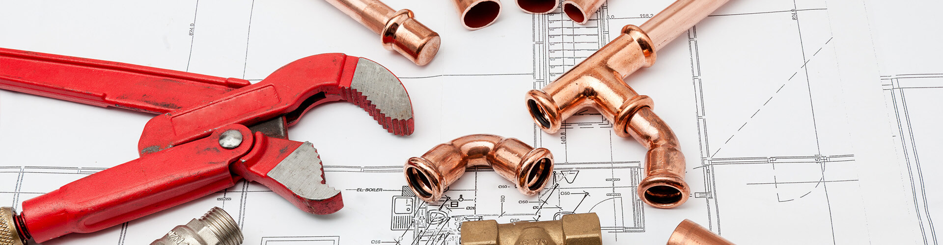 Werkzeug liegt auf Gebäudeplan