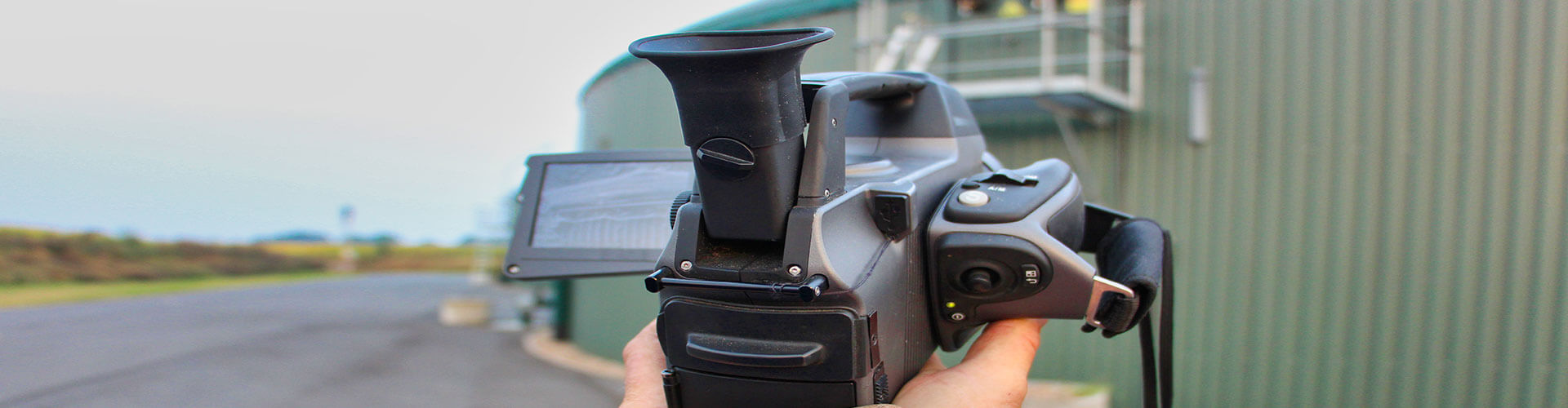 Hände halten Messgerät auf Biogasanlage