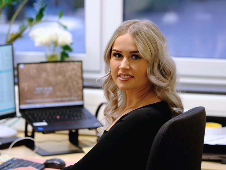 Frau vor einem Laptop