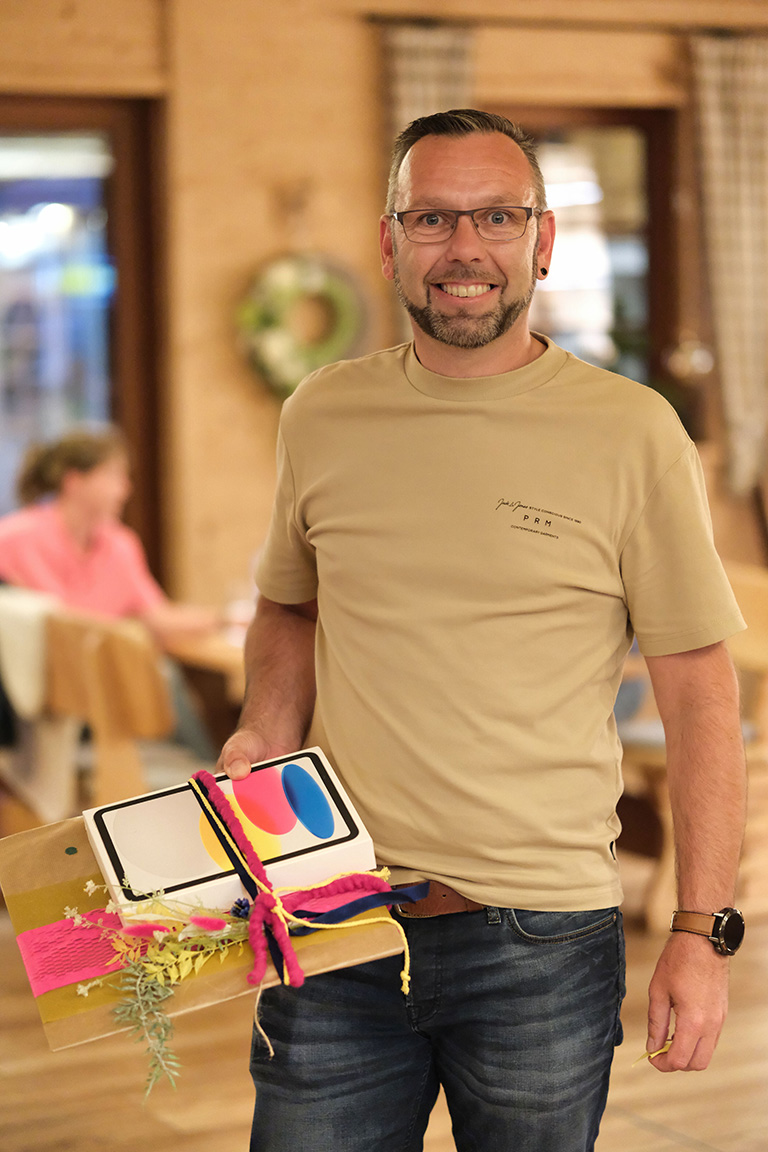Foto Person mit Urkunde